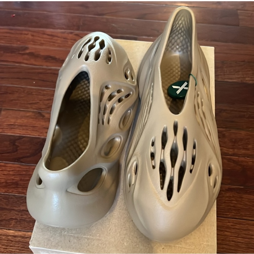 NEW Yeezy Foam RNR - Size 11 (Men’s)